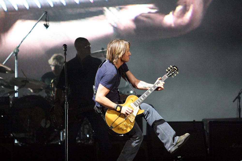 Keith Urban é conhecido por sua habilidade de fundir gêneros. Embora suas raízes estejam na música country, ele incorpora elementos do rock e pop, criando um som único.