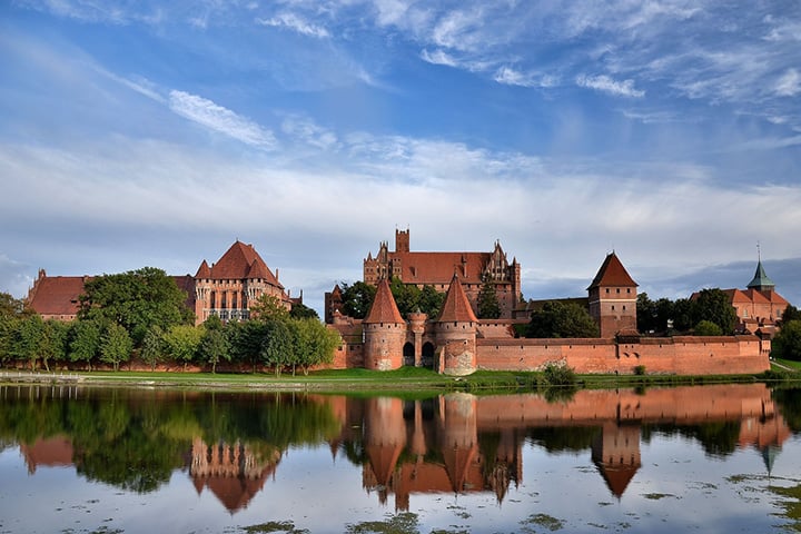 Castelo de Malbork – Malbork, Polônia - Construído pela Ordem dos Cavaleiros Teutônicos, uma ordem católica romana alemã. Fica a 60 km de Gdansk. Tem o Castelo Alto, um antigo convento; o Médio, com habitações dos criados; e o Baixo, para armamentos. -Gregy / commons wikimedia