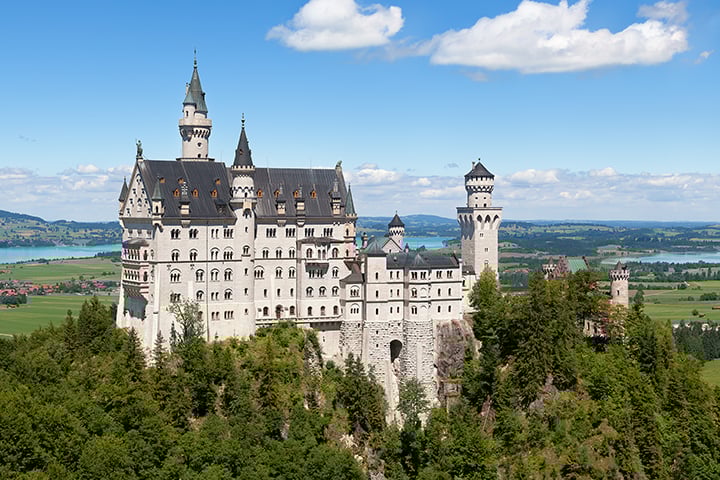 Castelo de Neuschwanstein - Baviera, Alemanha - Construído entre 1869 e 1892, ele fica perto das cidades de Hohenschwangau e Füssen, no sudoeste da Baviera. Sua arquitetura com torres delicadas srviu de inspiração para o Castelo da Bela Adormecida, de Walt Disney. -Thomas Wolf - commons wikimedia