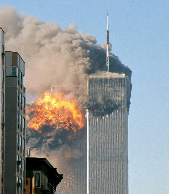 Dois aviões atingiram as Torres Gêmeas, que, após a explosão, desmoronaram. 
