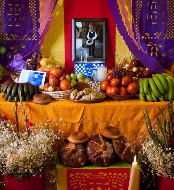 As famílias montam altares com oferendas para os mortos, pois acreditam que, neste dia, eles podem retornar para as casas. Os altares contêm os alimentos preferidos de quem já morreu, além de flores, sementes, pães (para consagração), sal (da purificação), fotos dos mortos e dos santos de devoção da família.- Eneas de Troya - wikimedia commons 