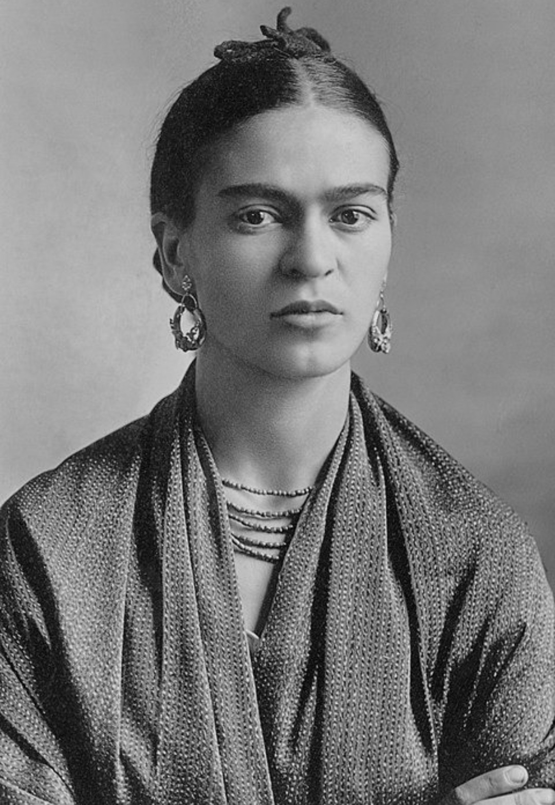 Magdalena del Carmen Frida Kahlo Calderón nasceu no dia 6 de julho de 1907 na vila de Coyoacán, no México.
