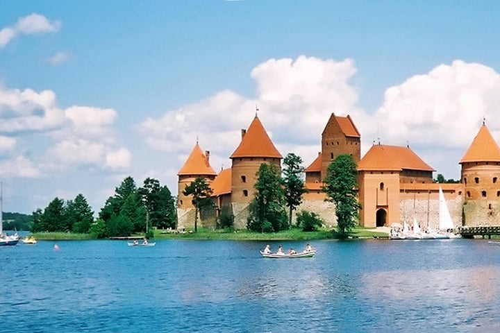 Castelo da Ilha Trakai – Lituânia - Castelo insular localizado em Trakai, Lituânia, em uma ilha no Lago Galv?. A construção do castelo de pedra foi iniciada no século 14 .-Commons Wikimedia