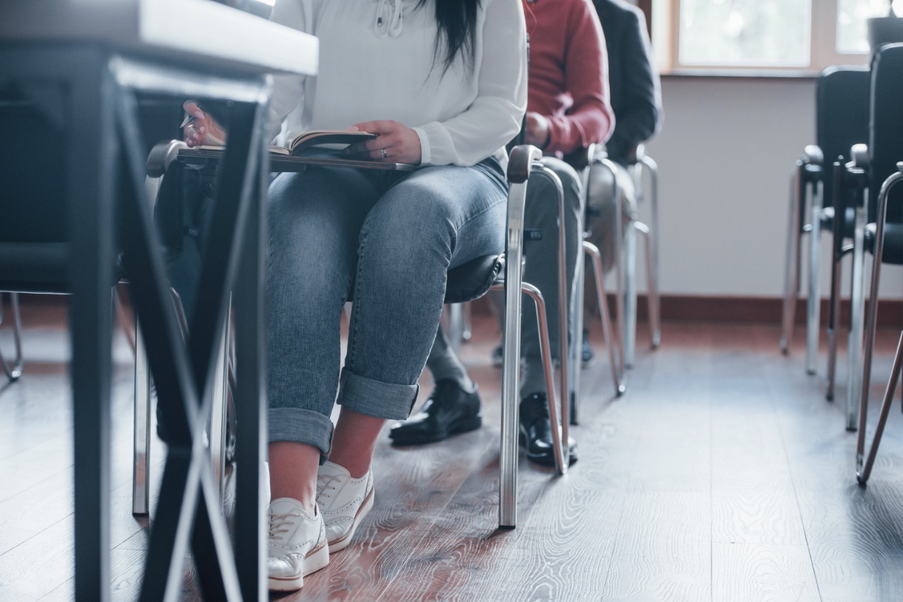 Segundo levantamento do Programa de Avaliação de Estudantes (Pisa), oito em cada dez estudantes brasileiros de 15 anos admitiram ter se desconcentrado em aulas de matemática pelo acesso a celulares.

