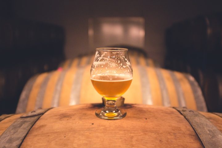 É importante evitar o consumo exagerado de álcool, que pode elevar o colesterol e os triglicerídeos. 