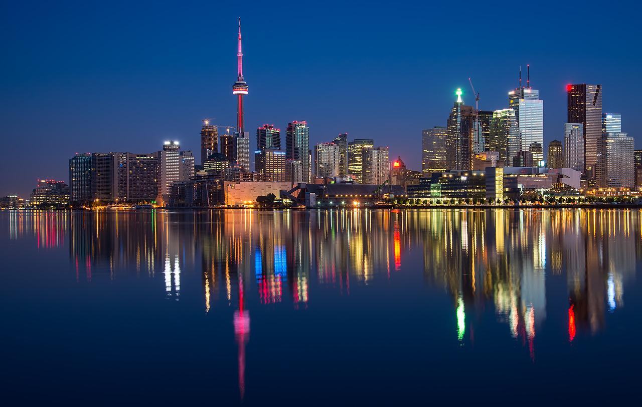 Canadá tem 38 milhões de habitantes em 9,9 milhões de km². Capital: Ottawa
