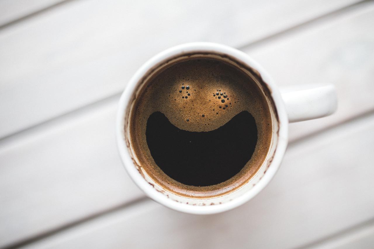  Um café comum, com aproximadamente 80 miligramas de cafeína, seria tão hidratante quanto a própria água. Já consumir mais de 300 mg de cafeína gera um leve efeito diurético no corpo, eliminando o excesso de líquidos.-Imagem (ilustrativa) de Karolina Grabowska por Pixabay 