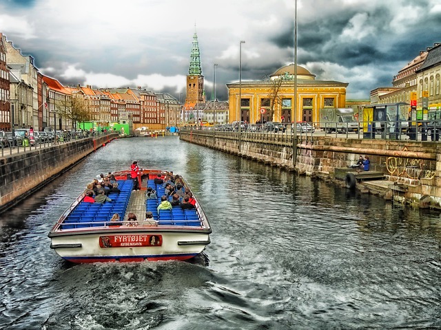 Copenhague, Dinamarca: A capital dinamarquesa Ã© uma escala popular em cruzeiros pelo BÃ¡ltico, oferecendo aos turistas um vislumbre da cultura escandinava.
