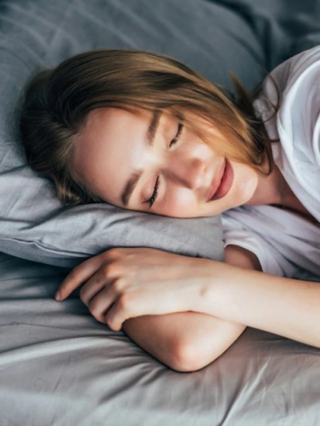 Cuide para que o travesseiro seja adequado para o relaxamento. O ideal é que ele seja de uma altura que deixe a coluna vertebral reta, no nível certo, quando a pessoa se deita de lado. Pescoço torto na hora de dormir atrapalha o sono e ainda causa problemas ortopédicos. -Freepik