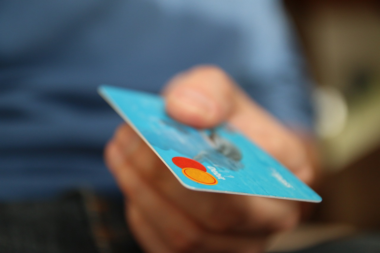 Desse total, R$ 1,3 trilhão foram transacionados via cartão de crédito, R$ 486,2 bilhões por débito e R$ 181,5 bilhões pelo cartão pré-pago.
