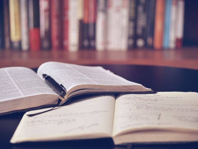 apagadora de livros renova material escolar e cobra pelo serviço