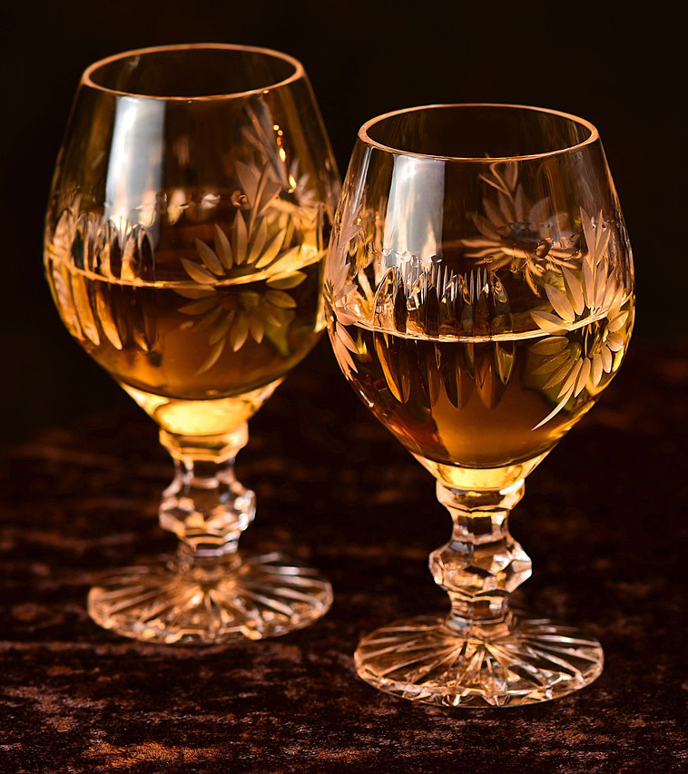 <p>Cuba — Rum<br />
Produzido a partir da cana-de-açúcar, o rum é uma das bebidas mais características do Caribe. Em Cuba, ele ganhou fama internacional e tornou-se ingrediente essencial de coquetéis clássicos.</p>
