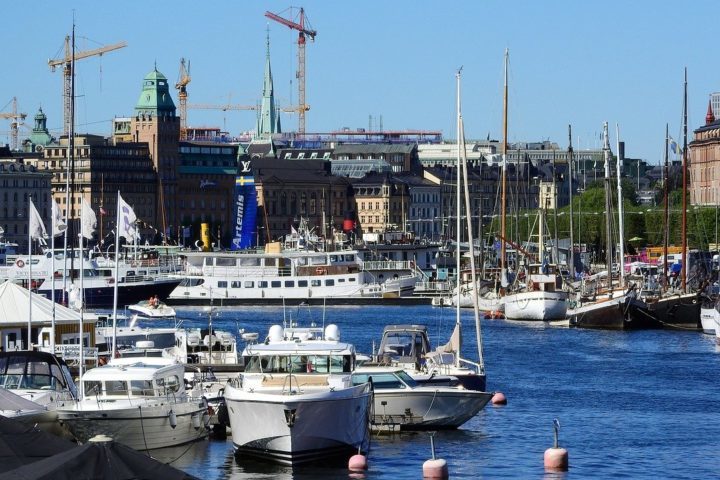 Fundada em 1252, Estocolmo rapidamente se tornou um importante centro comercial e político na região. Hoje, a cidade conta com cerca de 1,72 milhão de habitantes. - Markéta Machová por Pixabay 