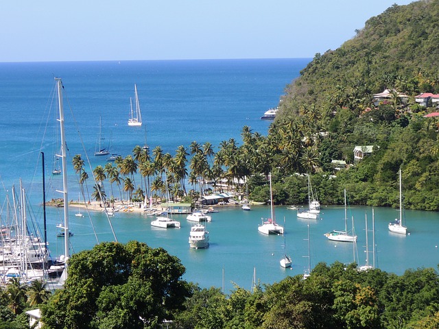 Santa Lúcia tem 180 mil habitantes em 539 km². Capital: Castries 