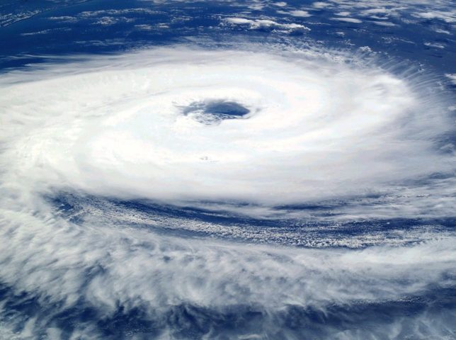 Em momentos como esse, surgem muitas dúvidas a respeito das diferenças entre furacão, tufão, ciclone, tornado, tormenta, temporal e tempestade.  Veja cada um na galeria. 