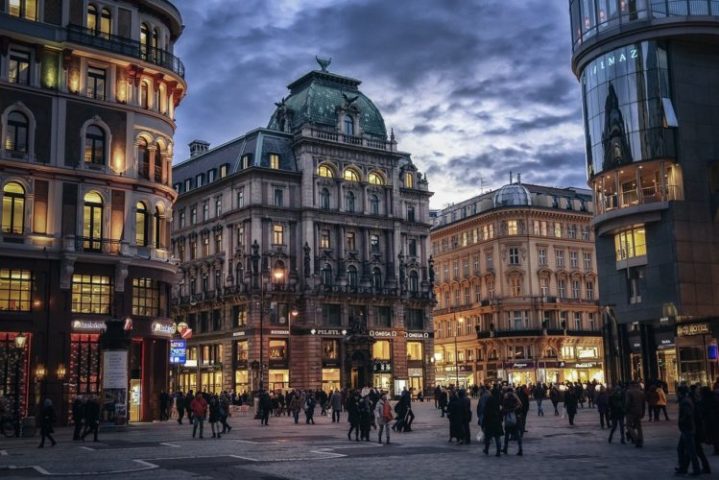 Em 1792, aos 22 anos, Beethoven mudou-se para Viena, Áustria, para estudar com Haydn e Mozart.
