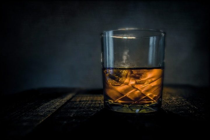 O álcool costuma dar sensação de relaxamento inicial. Porém, fragmenta o sono e faz a pessoa acordar durante a noite. Assim, surte um efeito oposto ao que muita gente espera.