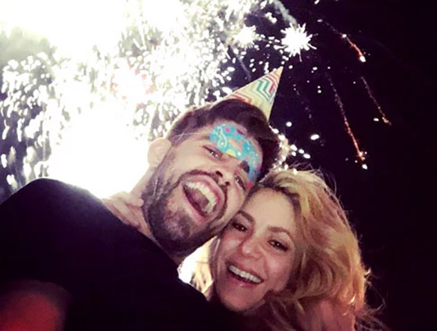 De acordo com o site "Celebrity net Worth", o patrimônio de Shakira está avaliado em 300 milhões de dólares. O de Piqué, por outro lado, em 80 milhões. 