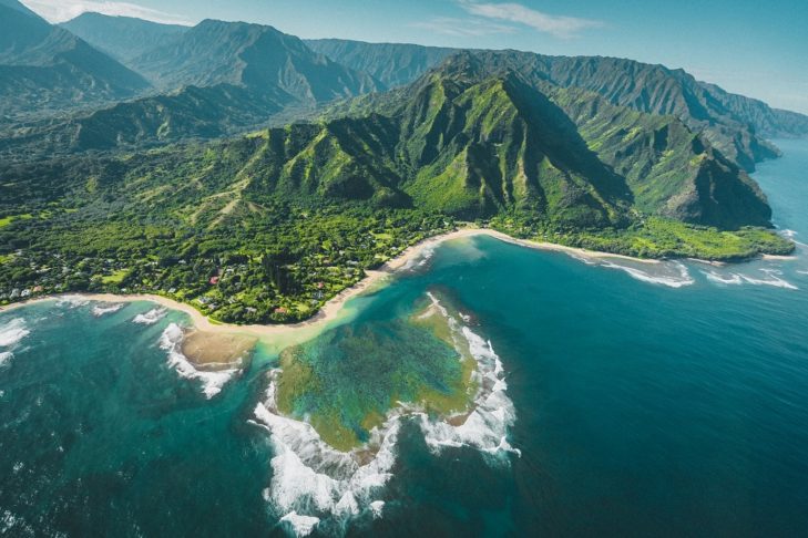 Conhecido mundialmente por hits como “When I Was Your Man” e “Locked Out of Heaven”, Bruno Mars é natural de Honolulu, capital do estado do Havaí, nos Estados Unidos. 

