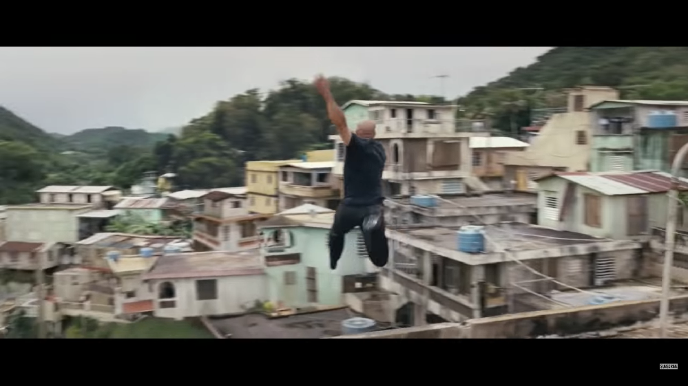 Velozes e Furiosos 5 (2011)  -O Rio de Janeiro é o principal cenário do filme, com cenas ambientadas em favelas, no Cristo Redentor e ao longo da Baía de Guanabara. Embora muitas sequências tenham sido filmadas em Porto Rico, foram usadas imagens reais do Rio e referências culturais brasileiras para compor a ambientação.
-Reprodução / YouTube