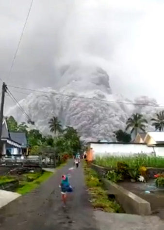 Vulcão Semeru entrou em erupção na indonesia em 04 de dezembro