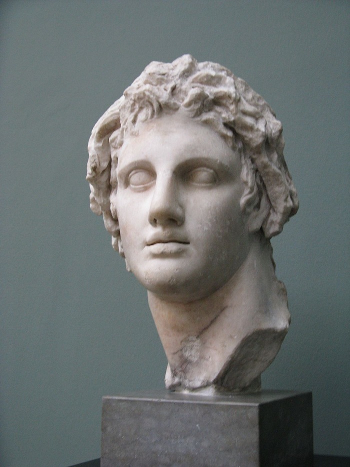 Alexandre, o Grande, não acompanhou o crescimento da cidade até ela se tornar a capital egípcia à época, pois o rei macedônio morreu antes. Foi no reinado de seu sucessor, Ptolomeu II, que o auge se deu a ponto de a localidade tornar-se um centro comercial e cultural do período. 
