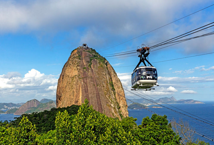 O Morro do Pão de Açúcar, localizado na entrada da Baía de Guanabara, é um dos principais cartões-postais do Rio de Janeiro e do Brasil.