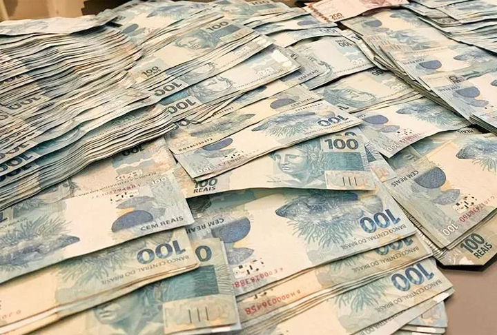 Em relação a uma das vítimas, ele prometeu transferir uma quantia superior a R$ 2 quatrilhões, uma soma que ultrapassa a fortuna acumulada das dez pessoas mais ricas do planeta.