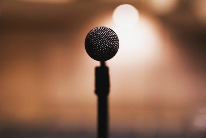 Mais um cantor morre após passar mal no palco
