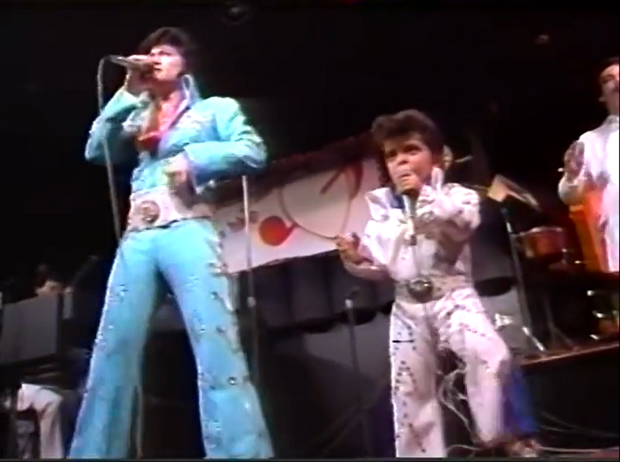 Fã declarado de artistas como Michael Jackson e Elvis Presley, ele já se apresentava quando pequeno com a banda da família, a “The Love Notes”.
