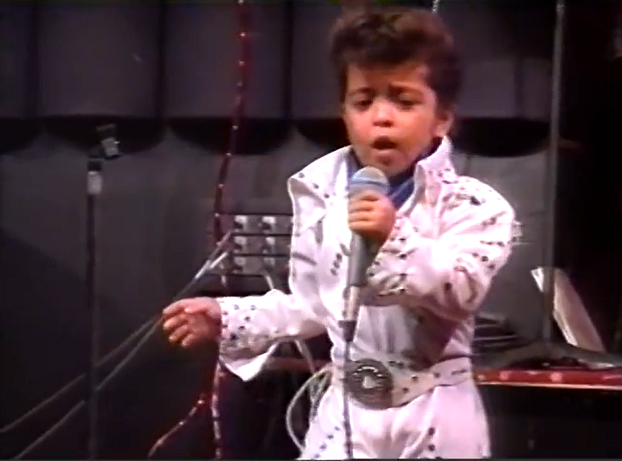 Aos quatro anos de idade, o cantor havaiano imitava o “Rei do Rock” semanalmente em suas apresentações, o que o fez ficar conhecido na ilha.
