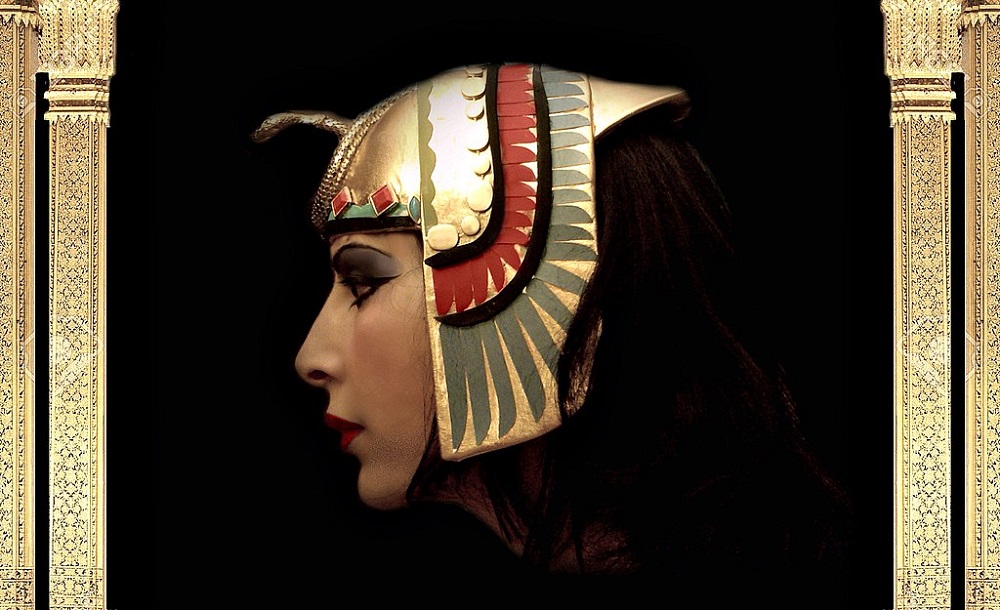 No entanto, há registros do uso também no Egito antigo, especialmente por membros da realeza. Há relatos históricos de que a famosa rainha Cleópatra tinha preferência por esmalte vermelho intenso.


-Wikimedia Commons Amos Gvili
