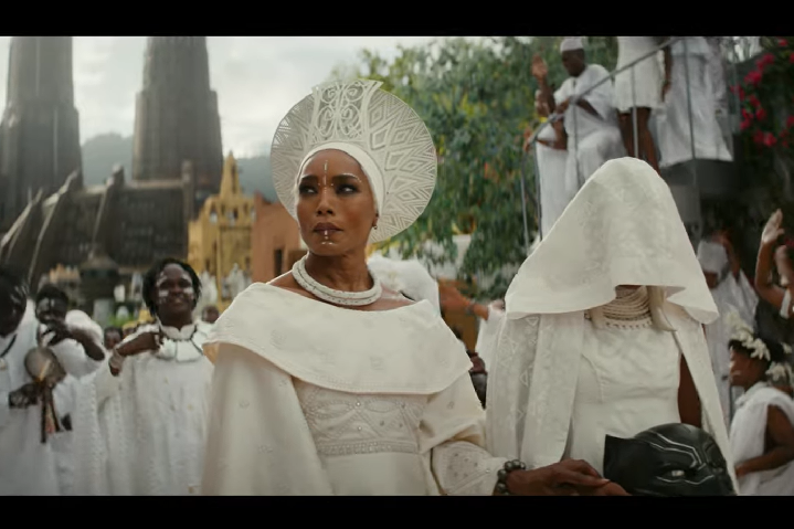 O longa fez questão de tratar a morte do ator com respeito e incluiu uma cena emocionante em que mostra a cerimônia de funeral do Rei de Wakanda.