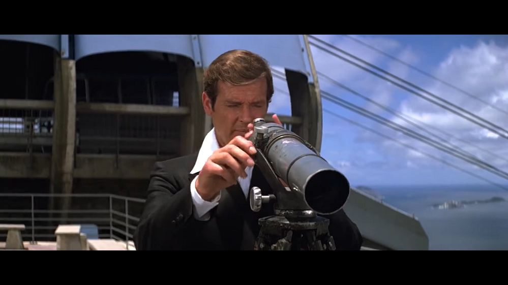 "007: Contra o Foguete da Morte" (1979) - Após uma nave espacial ser misteriosamente sequestrada no espaço, James Bond precisa descobrir quem está por trás disso.-Reprodução / YouTube