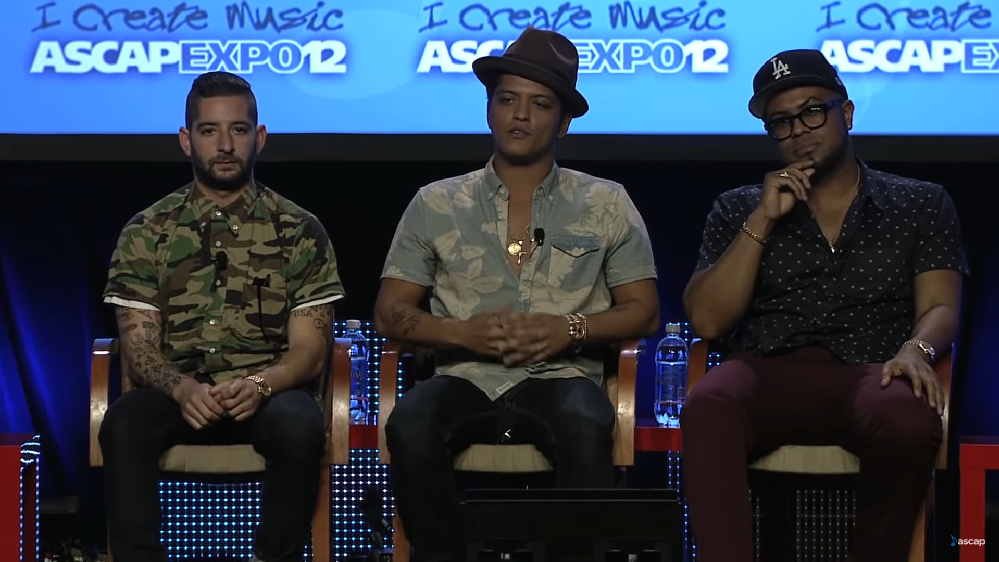 Em Los Angeles, ele ajudou a formar a equipe de produtores “The Smeezingtons”, assinou contrato com a Motown Records e adotou o nome artístico “Bruno Mars”.