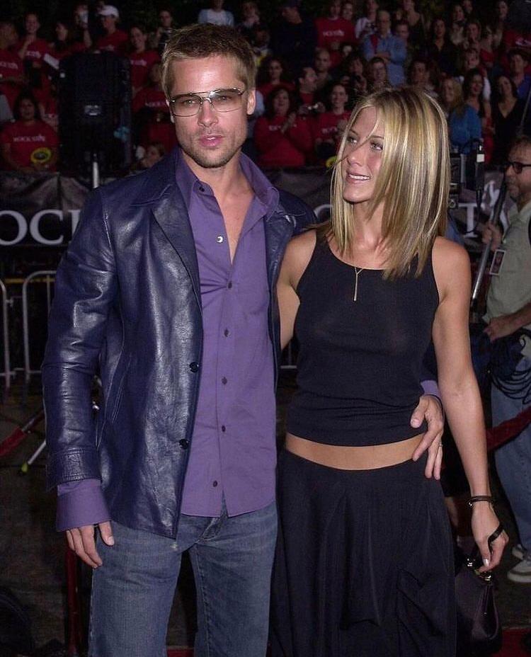 Jennifer Aniston foi casada de 2000 a 2005 com o ator Brad Pitt e de 2015 a 2017 com o tambÃ©m ator Justin Theroux. ApÃ³s o final do vÃ­nculo com o primeiro, ela viu o ex ter seis filhos com Angelina Jolie, sendo trÃªs biolÃ³gicos e trÃªs adotivos. 
