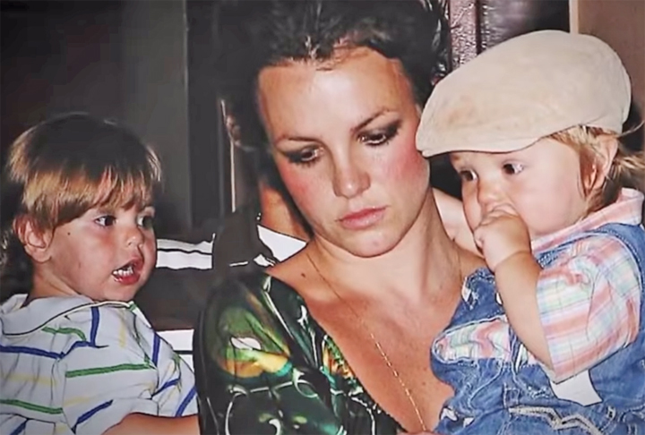 Em outubro de 2007, Britney perdeu a guarda dos filhos para Federline, e, no início de 2008, foi novamente internada após se recusar a entregá-los ao fim de uma visita.

