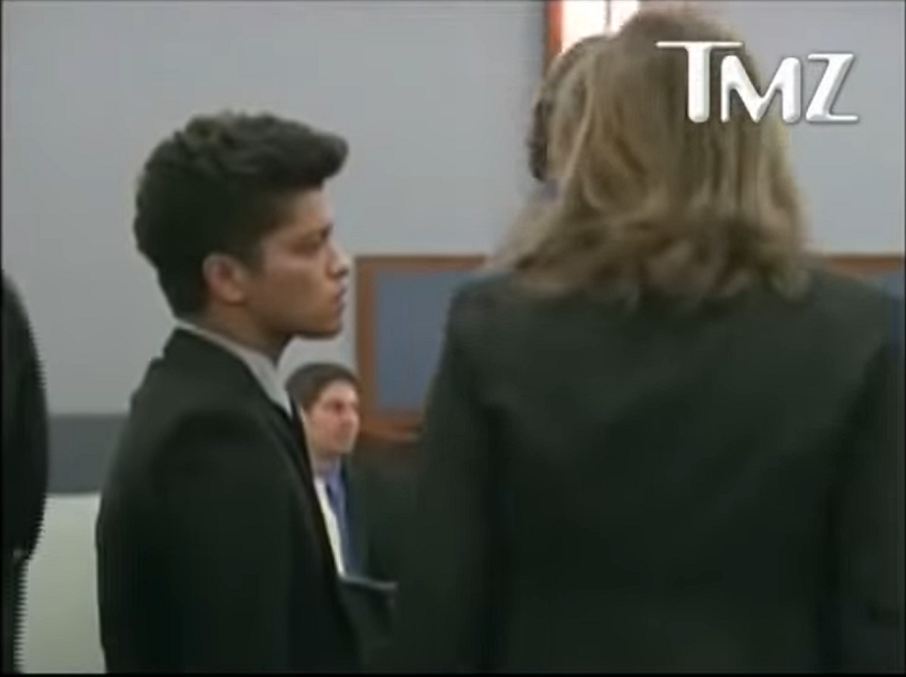 Em setembro de 2010, Mars chegou a ser preso em Las Vegas por porte de cocaína. Na época, ele confessou o crime, pagou uma multa de 2 mil dólares e fez 200 horas de serviço comunitário.
