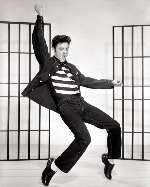 As apresentaÃ§Ãµes de Elvis na televisÃ£o foram um divisor de Ã¡guas. Seus movimentos e sua energia contagiante chocaram e fascinaram o pÃºblico.-Metro-Goldwyn-Mayer, Inc. - WikimÃ©dia Commons