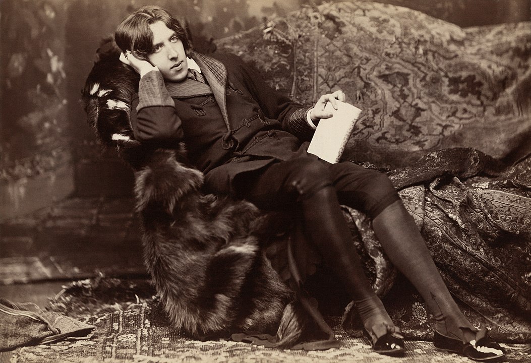 Escritor, poeta e dramaturgo, Wilde tinha uma rara capacidade de usar o sarcasmo com elegância. Foi crítico mordaz da hipocrisia da sociedade britânica no fim do século 19. E pagou caro por isso. 