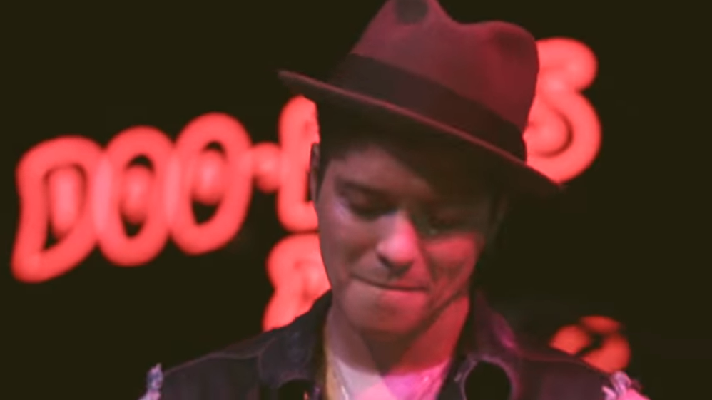 Em outubro de 2010, Mars lançou seu primeiro álbum da carreira solo, “Doo-Wops & Hooligans”, e chegou a vender mais de um milhão de cópias nos Estados Unidos. O disco ficou entre os dez mais ouvidos de vários países, entre eles o Brasil.
