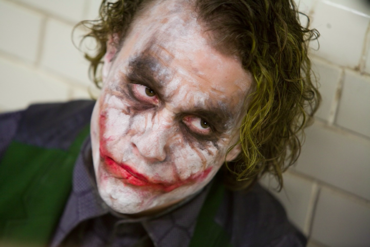 Coringa: A versão de Heath Ledger para Coringa em "Batman: O Cavaleiro das Trevas" (2008) fez tanto sucesso que o ator ganhou um Oscar póstumo no ano seguinte ? ele morreu meses antes do lançamento do filme. - Reprodução / Batman: O Cavaleiro das Trevas