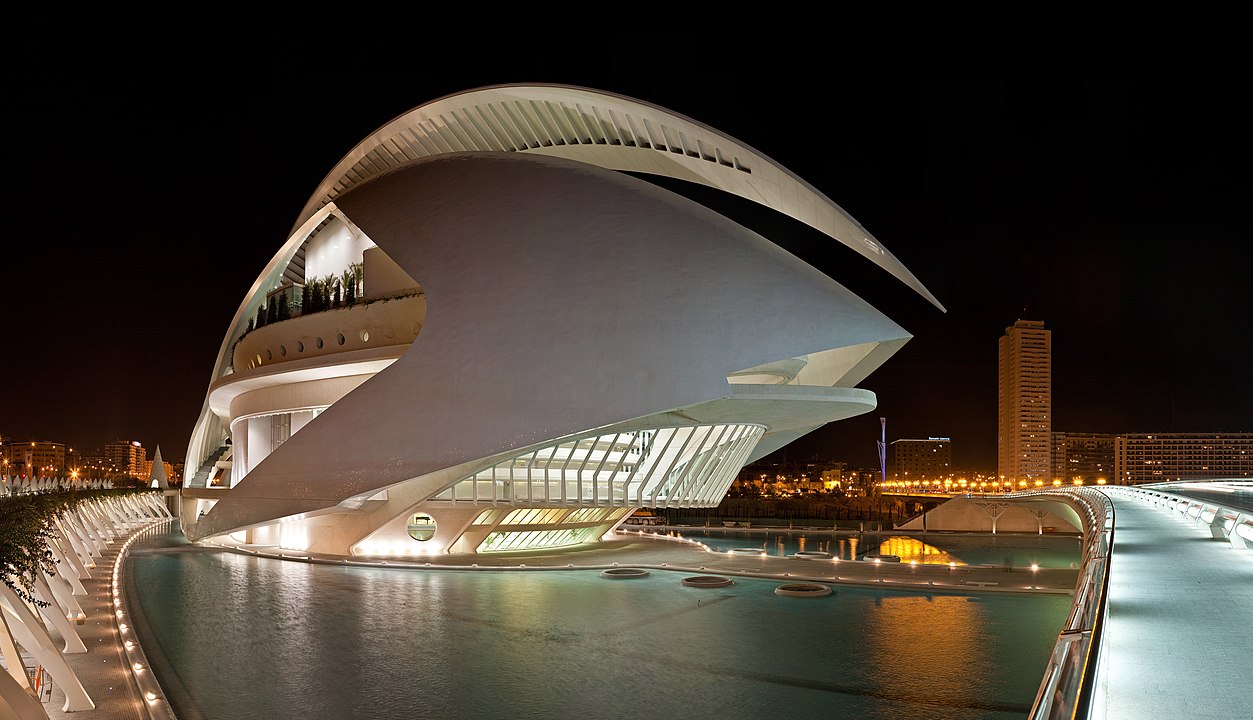 Palácio de Artes Rainha Sofia - Espanha - Casa de ópera na cidade de Valencia, aberta em 2005, faz parte do complexo arquitetônico da Cidade das Artes e das Ciências, projetado (em conjunto com Félix Candela), por Santiago Calatrava, cujos trabalhos inovadores vêm se espalhando pelo mundo.
