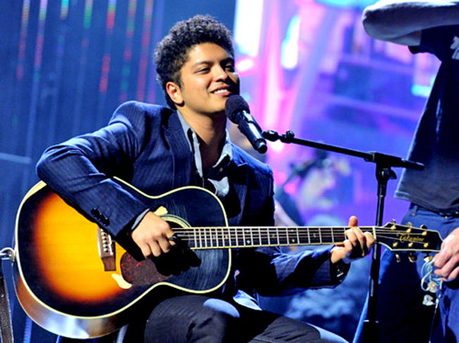 Bruno Mars: Conheça o guitarrista brasileiro do astro pop - Tangerina