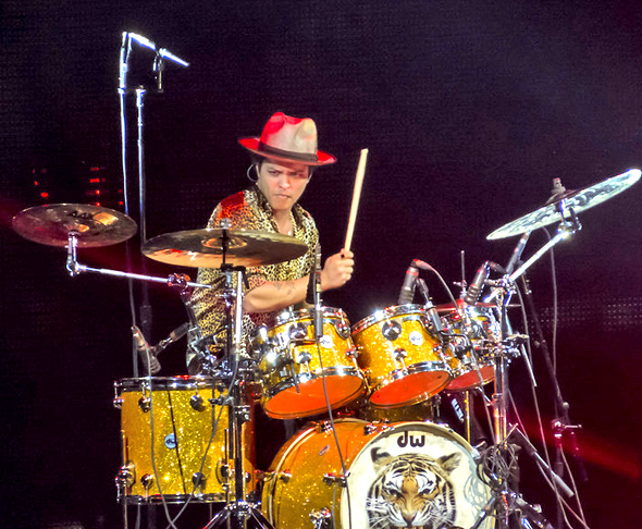 Bruno Mars desenvolveu uma sólida carreira em que se consagrou não apenas como cantor, mas como músico de múltiplos talentos. Ele toca bateria, guitarra, violão, teclado, piano, percussão, baixo e gaita. 