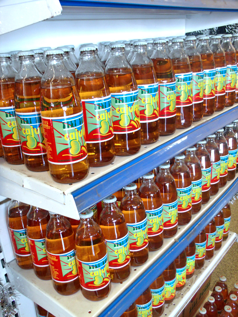 A gastronomia piauiense tambÃ©m Ã© parte da cultura do estado. E um dos destaques Ã© a popular CajuÃ­na, bebida sem Ã¡lcool, feita a partir do suco de caju, com coloraÃ§Ã£o amarelo-Ã¢mbar resultante da caramelizaÃ§Ã£o do aÃ§Ãºcar natural da fruta. 