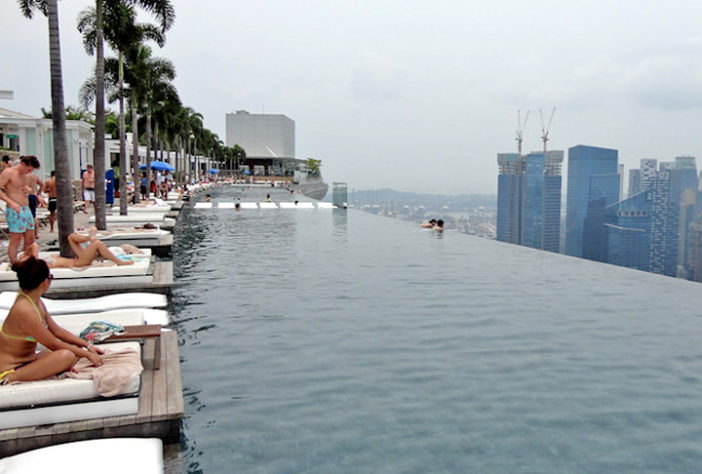 Piscina com borda infinita do Hotel Marina Bay Sands