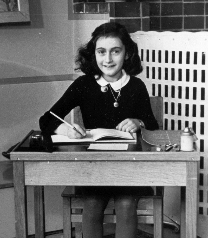Anne Frank (1929 - 1945) - Anne contou em seu diário que amava comer cenouras, salsichas de fígado e fatias de pão com geleia.