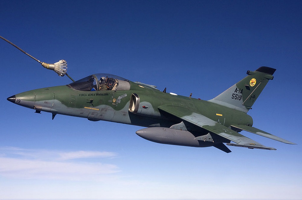 Cinco caças da Força Aérea Brasileira (FAB) chegaram a ser acionados para irem atrás dos objetos.