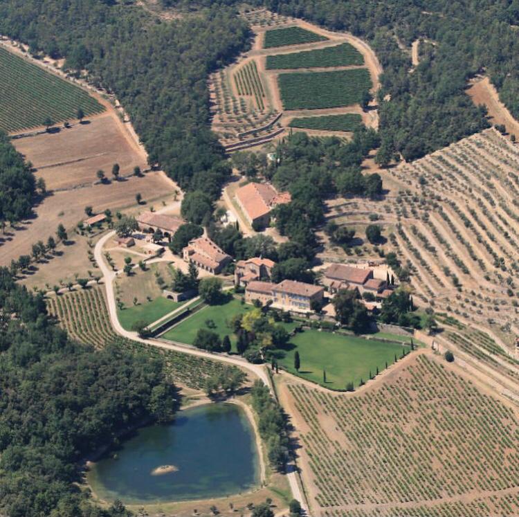 Os astros de Hollywood compraram a vinícola Château Miraval quando estavam casados. O local passou a ser tema de batalha judicial entre eles após o divórcio, em 2016.  Pitt moveu processo alegando que Jolie vendeu sua parte na vinícula sem seu consentimento, o que descumpriria acordo que eles fizeram. 
 - Reprodução / Instagram